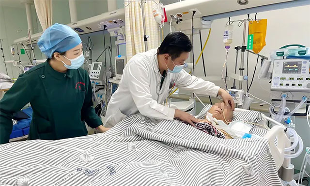 團(tuán)隊(duì)骨干查峰醫(yī)生為元老伯查體